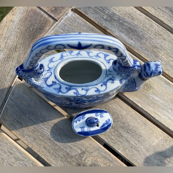 Signed Chinese Hand painted Blue & White Porcelain Teapot Houses & Mountains - Picture 6 of 9